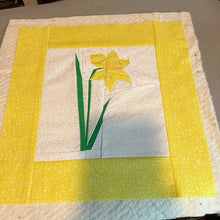 Load image into Gallery viewer, Daffodil, Flower Foundation Paper Piecing Pattern (FPP Pattern), Quilt Block, 3 sizes
